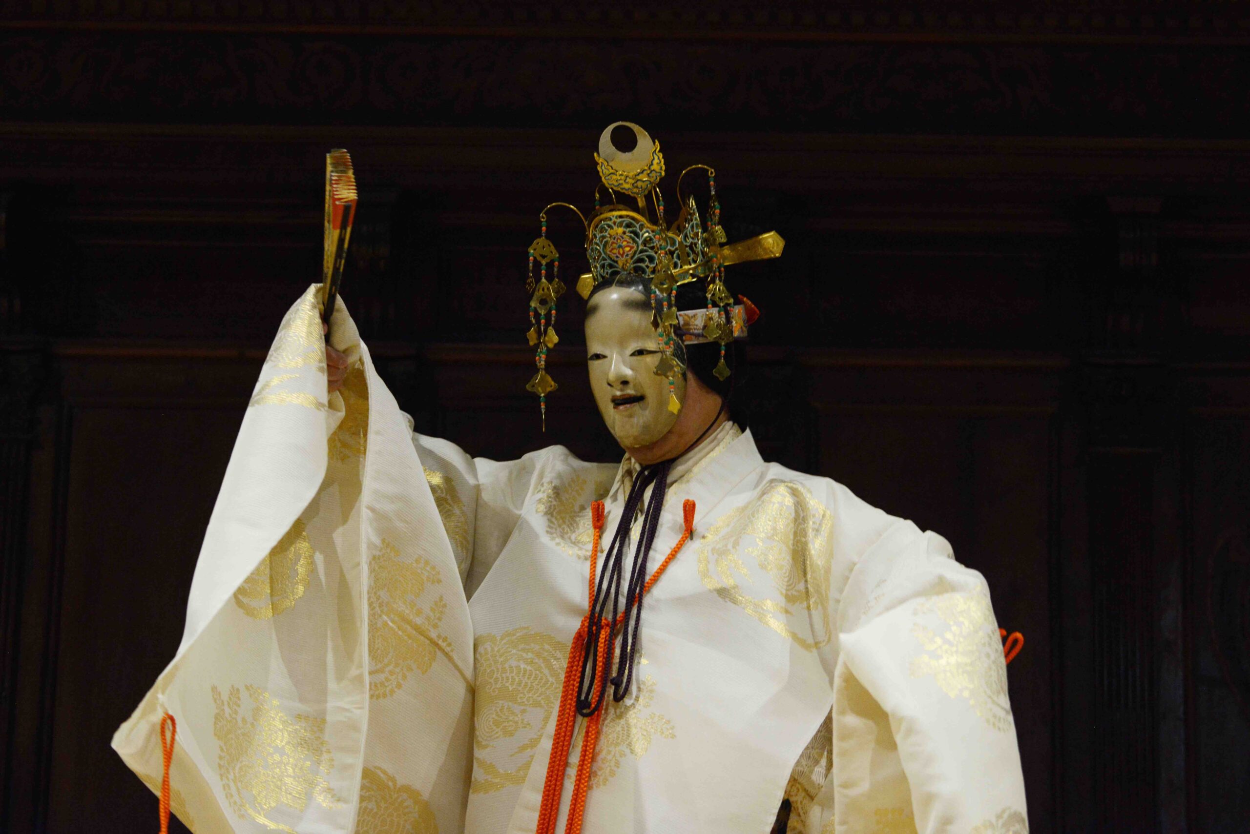 Hagoromo, lo spettacolo teatrale giapponese che combina l’uso di maschere, movimento e musica con l’attore Yamai Tsunao
